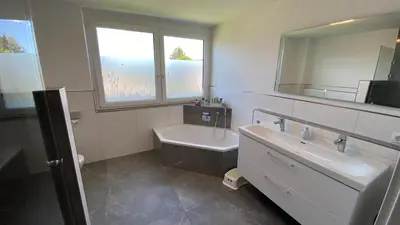 Ein Badezimmer in der Unterkunft Villa Herzland Allgäu mit großem Garten und gemütlichem Kaminfeuer inklusive KÖNIGSCARD, Skipass, Bergbahn, Therme inkl