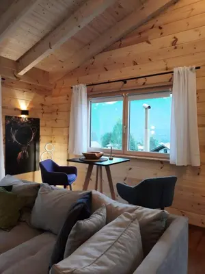 Ein Sitzbereich in der Unterkunft Herzbluad Chalet
