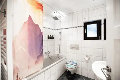 Ein Badezimmer in der Unterkunft Alpina Haus