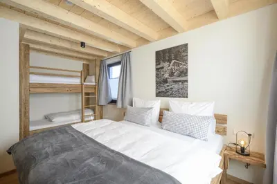 Ein Bett oder Betten in einem Zimmer der Unterkunft Wetzstoa Chalet in Unterammergau mit Sauna und Whirlpool