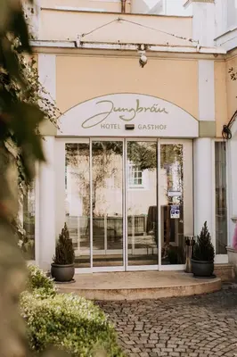 Eine Fassade oder ein Eingang zu Hotel Jungbräu