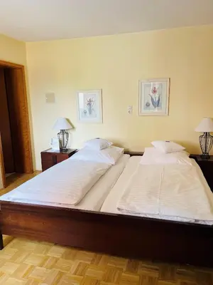 Ein Bett oder Betten in einem Zimmer der Unterkunft Hotel Jungbräu