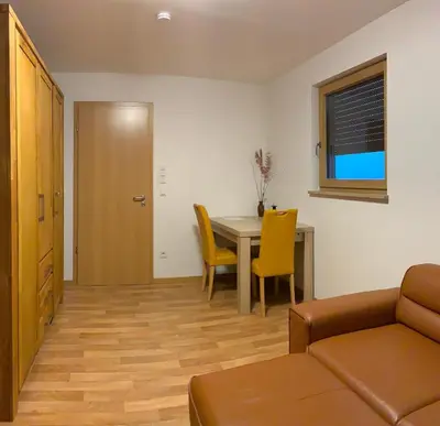 Ein Sitzbereich in der Unterkunft Wohnung möbliert, abgeschlossen und verkehrsgünstig gelegen