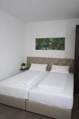 Ein Bett oder Betten in einem Zimmer der Unterkunft Bayer's Boardinghouse und Hotel