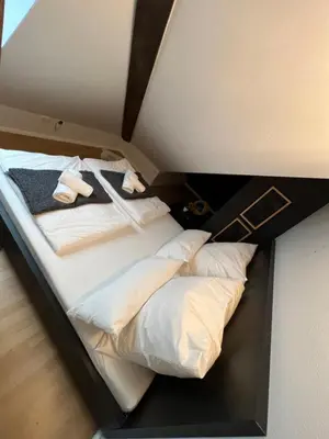 Ein Bett oder Betten in einem Zimmer der Unterkunft Moderne Galerie-Wohnung! Zentral-A8-B17 WIFI