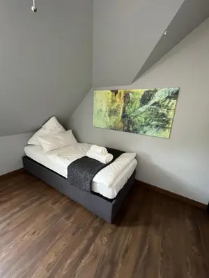 Ein Bett oder Betten in einem Zimmer der Unterkunft Moderne Galerie-Wohnung! Zentral-A8-B17 WIFI