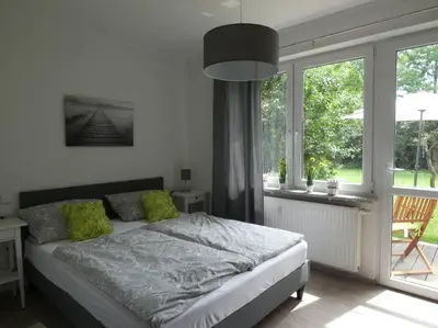 Ein Bett oder Betten in einem Zimmer der Unterkunft Ruhiges Garten-Studio CHIARA Gstadt Läufers Chiemsee Holiday Home