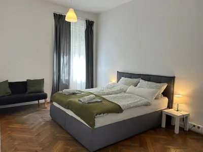Ein Bett oder Betten in einem Zimmer der Unterkunft Wohnen mit Künstlerflair in München