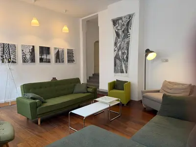 Ein Sitzbereich in der Unterkunft Wohnen mit Künstlerflair in München