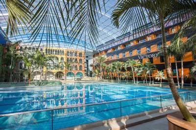 Der Swimmingpool an oder in der Nähe von Hotel Victory Therme Erding