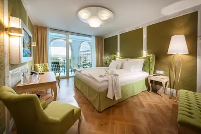 Ein Bett oder Betten in einem Zimmer der Unterkunft Hotel Victory Therme Erding