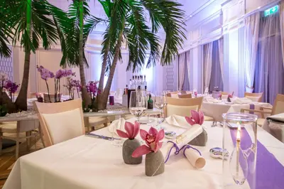 Ein Restaurant oder anderes Speiselokal in der Unterkunft Hotel Victory Therme Erding
