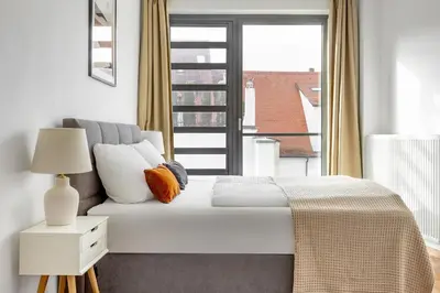 Ein Bett oder Betten in einem Zimmer der Unterkunft Global Living - Design Apartment I Rathausplatz I Kitchen I Augsburg