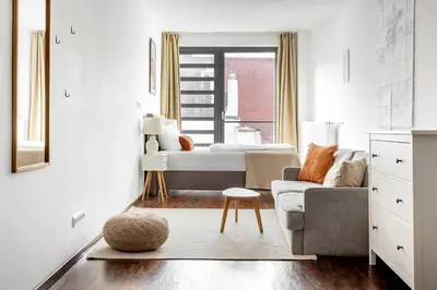 Ein Sitzbereich in der Unterkunft Global Living - Design Apartment I Rathausplatz I Kitchen I Augsburg