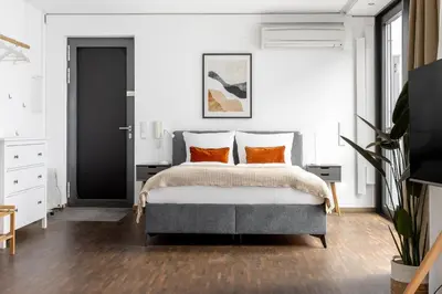 Ein Bett oder Betten in einem Zimmer der Unterkunft Global Living - Design Apartment I Rathausplatz I Kitchen I Augsburg