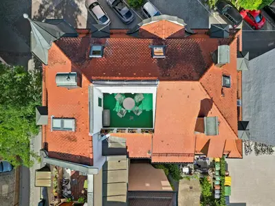 Blick auf Stilvolle Wohnung: Private Dachterrasse - zentral aus der Vogelperspektive