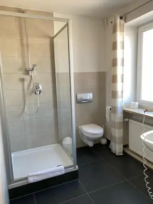 Ein Badezimmer in der Unterkunft Ahorn-Zimmervermietung