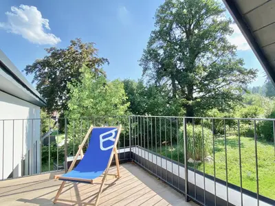 Ein Balkon oder eine Terrasse in der Unterkunft Snug Stays 4 - Design Villa mit Garten zentral, ruhig, 400m zum Ammersee