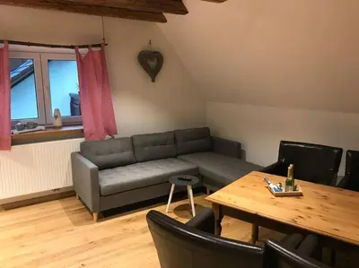 Ein Sitzbereich in der Unterkunft Ferienwohnung im Berghüttenstyle