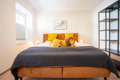 Ein Bett oder Betten in einem Zimmer der Unterkunft nice2be Lions Love - Augsburg Zentrum