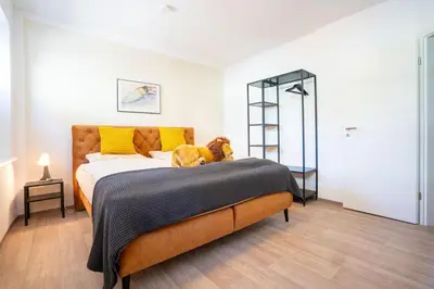 Ein Bett oder Betten in einem Zimmer der Unterkunft nice2be Lions Love - Augsburg Zentrum