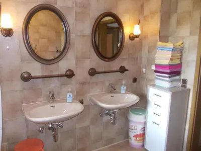 Ein Badezimmer in der Unterkunft XXL apartment, 10 beds, 4 sleep-rooms, 140qm, 2 WC, 2 shower &&