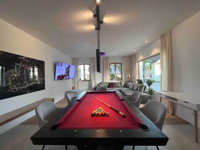 Ein Billardtisch in der Unterkunft 4YOUnic Billard * 2 BR * 75-Zoll TV * Boxspringbett