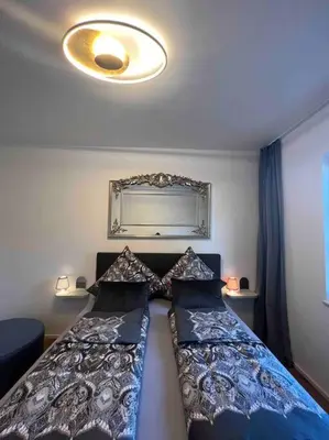 Ein Bett oder Betten in einem Zimmer der Unterkunft 4YOUnic Billard * 2 BR * 75-Zoll TV * Boxspringbett