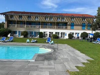 Der Swimmingpool an oder in der Nähe von Gabi Apartmentresidenz König Ludwig