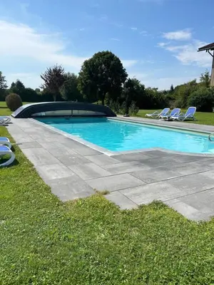 Der Swimmingpool an oder in der Nähe von Gabi Apartmentresidenz König Ludwig