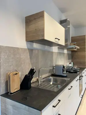 Küche/Küchenzeile in der Unterkunft 4YOUnic Glonn1 * Boxspring * Jacuzzi * Netflix*65“