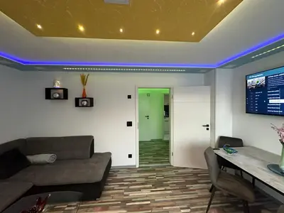 TV/Unterhaltungsangebot in der Unterkunft Modern Apartments Neuburg P - TOP - 2 Zimmer, Komfort, Balkon, Wi-Fi, Smart TV, Große Dusche, Küche