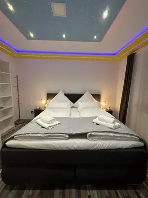 Ein Bett oder Betten in einem Zimmer der Unterkunft Modern Apartments Neuburg P - TOP - 2 Zimmer, Komfort, Balkon, Wi-Fi, Smart TV, Große Dusche, Küche