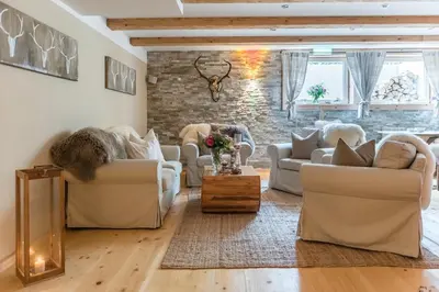 Ein Sitzbereich in der Unterkunft Hotel garni - Chiemsee-Pension-Seebruck