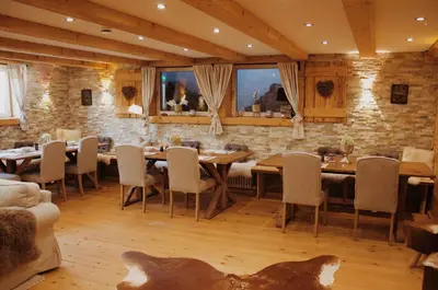 Ein Sitzbereich in der Unterkunft Hotel garni - Chiemsee-Pension-Seebruck