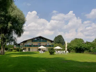 Ein Garten an der Unterkunft Hotel garni - Chiemsee-Pension-Seebruck