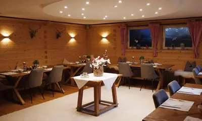 Ein Restaurant oder anderes Speiselokal in der Unterkunft Hotel garni - Chiemsee-Pension-Seebruck