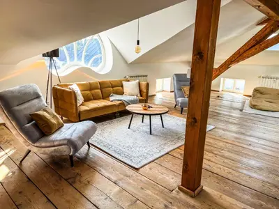 Ein Sitzbereich in der Unterkunft Loft-Wohnung im Herzen von Prien - 100m2 - SmartTV