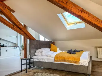 Ein Bett oder Betten in einem Zimmer der Unterkunft Loft-Wohnung im Herzen von Prien - 100m2 - SmartTV