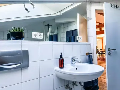 Ein Badezimmer in der Unterkunft Loft-Wohnung im Herzen von Prien - 100m2 - SmartTV