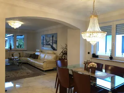Ein Sitzbereich in der Unterkunft Luxuriöses Haus in München