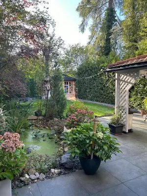 Ein Garten an der Unterkunft Luxuriöses Haus in München