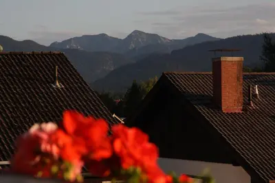 Ein allgemeiner Bergblick oder ein Berglick von der Pension aus