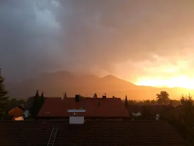 Ein allgemeiner Bergblick oder ein Berglick von der Pension aus