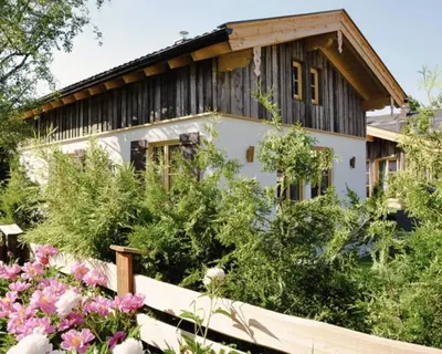 Ein Garten an der Unterkunft DIE ZWEI CHALETS AM TEGERNSEE 
