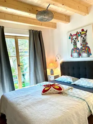 Ein Bett oder Betten in einem Zimmer der Unterkunft DIE ZWEI CHALETS AM TEGERNSEE 