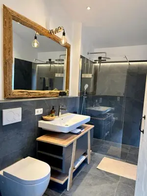 Ein Badezimmer in der Unterkunft DIE ZWEI CHALETS AM TEGERNSEE 