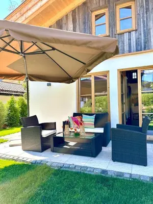 Ein Garten an der Unterkunft DIE ZWEI CHALETS AM TEGERNSEE 