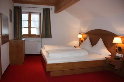 Ein Bett oder Betten in einem Zimmer der Unterkunft Gasthaus Aiplspitz