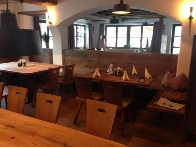 Ein Restaurant oder anderes Speiselokal in der Unterkunft Gasthaus Aiplspitz